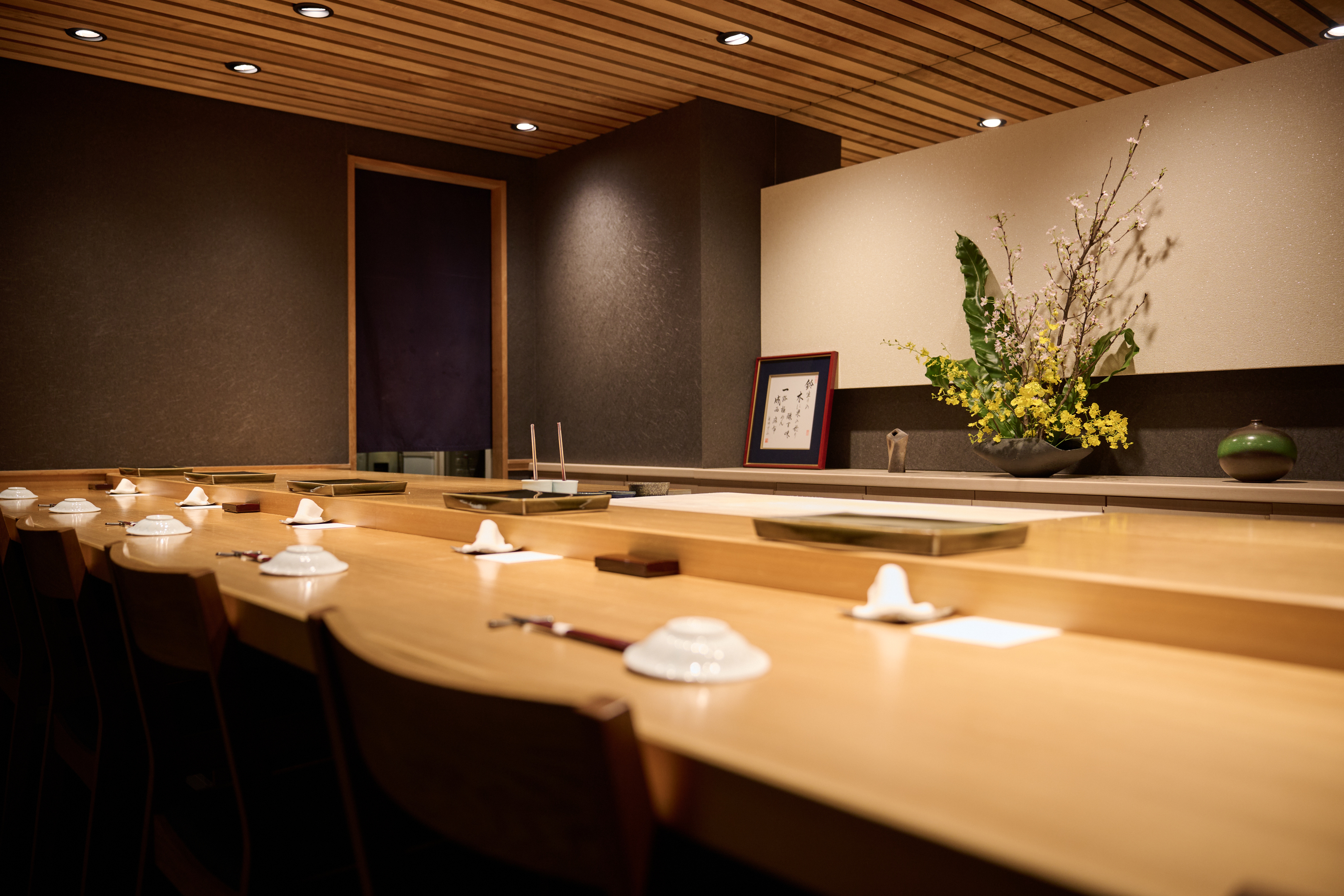 黒の壁と白木の格子天井のコントラストがなんとも美しい店内